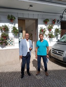 El delegado territorial de Regeneración, Justicia y Administración Local de la Junta en Granada, Enrique Barchino, y el alcalde de Castril, Miguel Pérez.