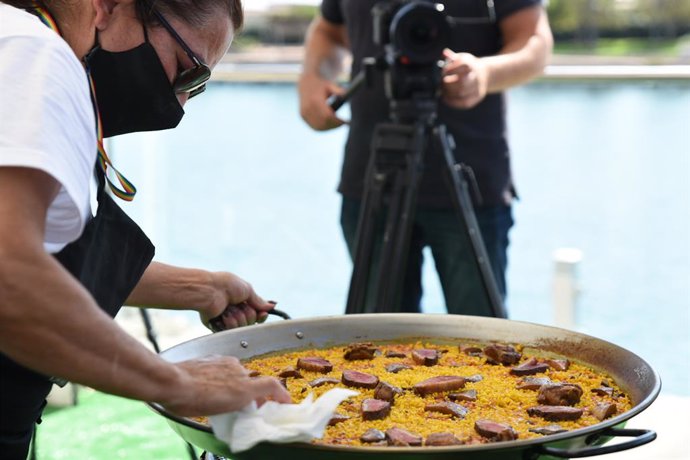 Archivo - Una chef hace una paella, en la IV edición del World Paella Day 2021, con motivo del día internacional de la Paella, en la Marina de Valencia, a 20 de septiembre de 2021, en Valencia, Comunidad Valenciana (España). Durante el evento, 10 chefs 