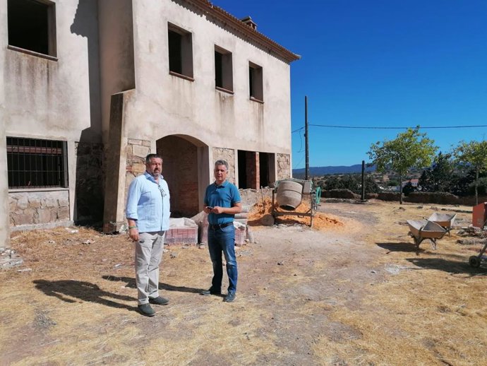 El delegado de Regeneración, Justicia y Administración Local en funciones de la Junta en Huelva, Alfredo Martín, en su visita a Cabezas Rubias.