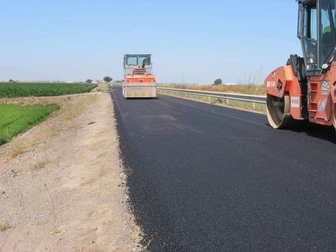 Asfaltado de una carretera de la Confederación Hidrográfica del Guadalquivir.