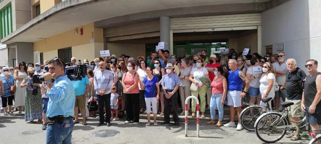 Concentración de vecinos en las puertas del centro de salud de Fuente Vaqueros antes del encierro.