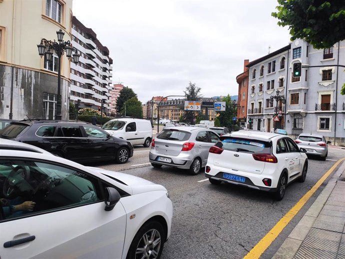 Tráfico en el entorno de la glorieta de la Cruz Roja, en Oviedo.