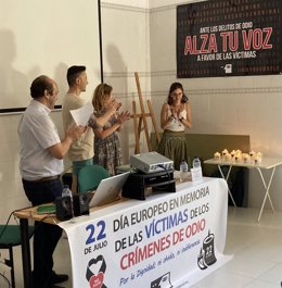 Encendido de velas durante el acto homenaje a las personas víctimas de crímenes de odio