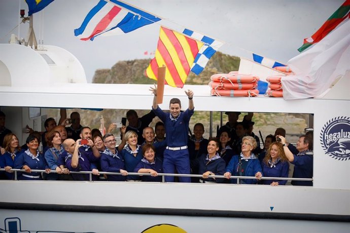 El alcalde de Bermeo (Bizkaia) arroja la teja del convento de los Franciscanos