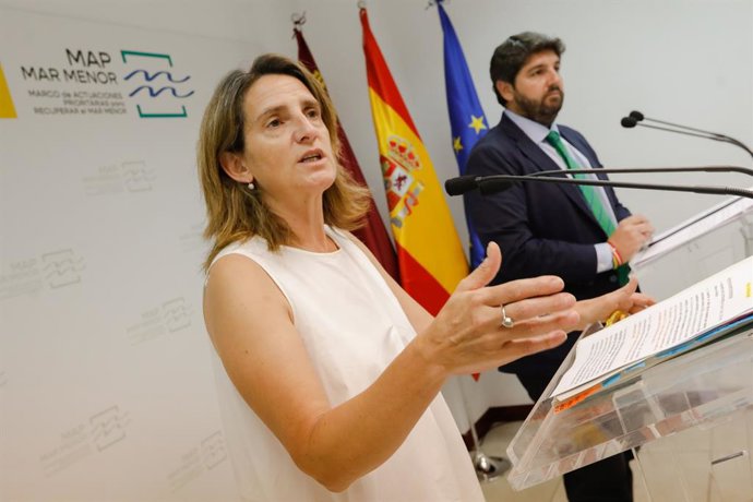 El presidente de la Comunidad, Fernando López Miras, se ha reunido con la vicepresidenta tercera del Gobierno y ministra para la Transición Ecológica y el Reto Demográfico, Teresa Ribera, con motivo de la puesta en marcha de la Oficina del Mar Menor