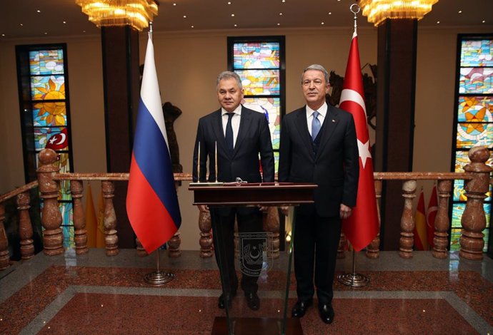 Archivo - HANDOUT - 02 November 2019, Turkey, Ankara: Turkish Defence Minister Hulusi Akar (R) and his Russian counterpart Sergei Shoigu attend a press conference after their meeting. Photo: -/Turkish Defense Ministry/dpa - ATTENTION: editorial use only