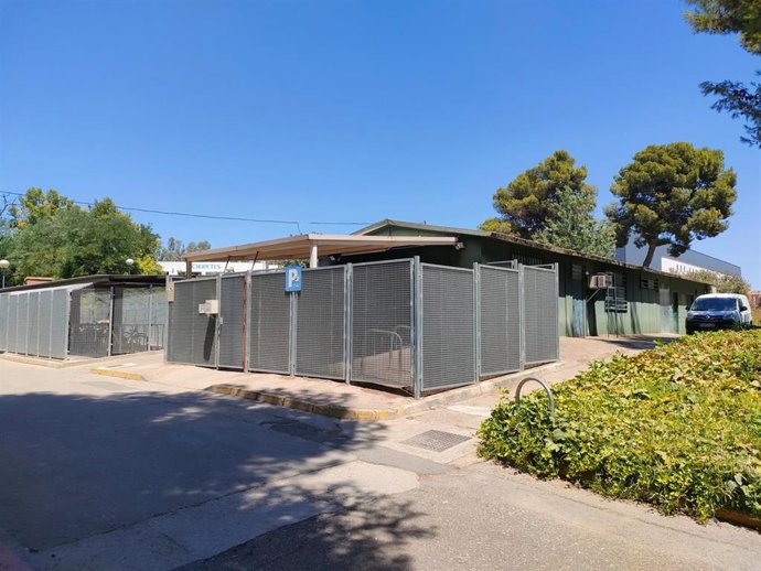 Jaulas de aparcamiento de bicicletas y patinetes para profesionales sanitarios en el Hospital Reina Sofía.