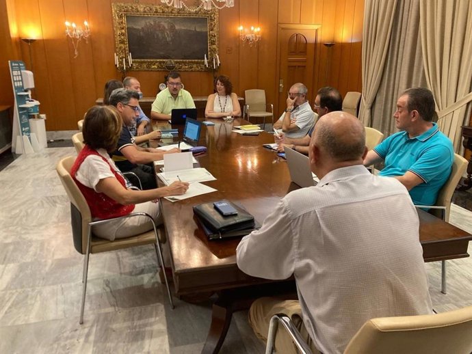 Reunión para fijar protocolo de atención personas vulnerables frente al calor.