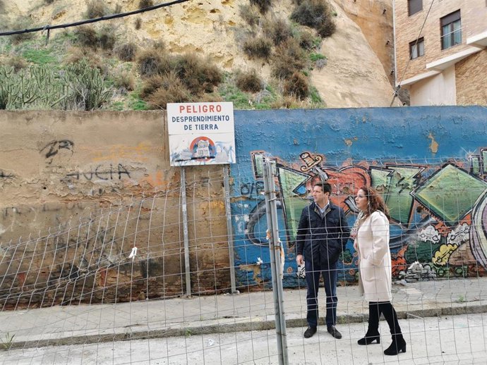 Concejales de Cs delante del muero de la calle Aragón.