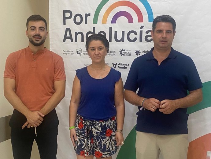 Gómez Jurado (izda.), García (dcha.) y la coordinadora local de IU en Córdoba capital, Irene Ruiz.