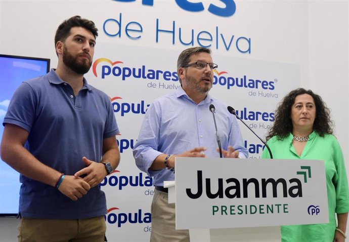 El parlamentario andaluz del PP por Huelva, Alejandro Romero, en rueda de prensa.