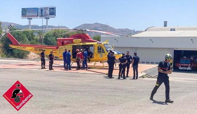 Bomberos durante la búsqueda de un hombre desaparecido en Benidorm