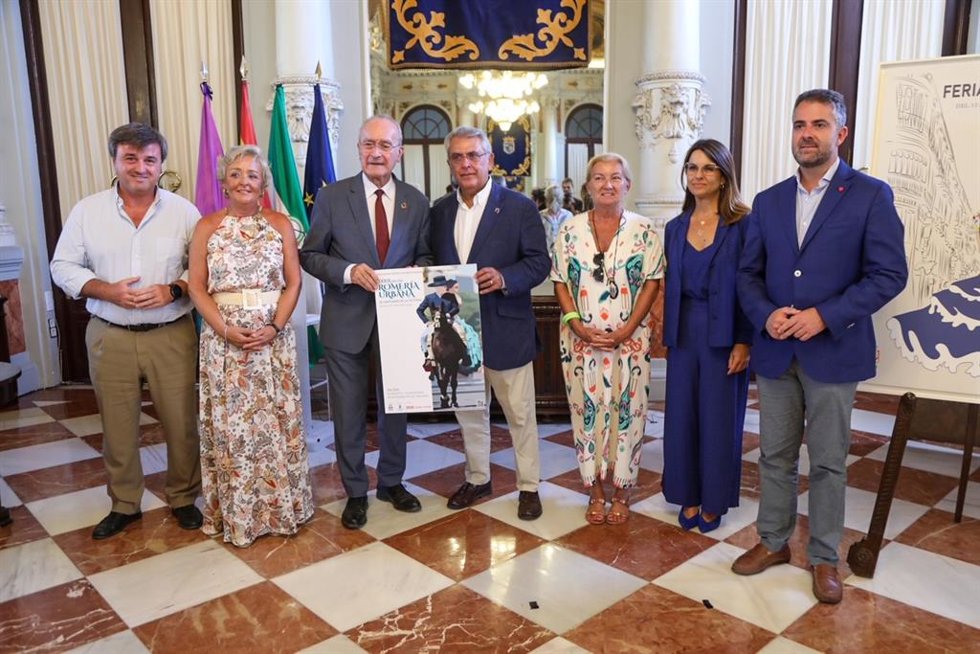 El Ayuntamiento De Málaga Informa: Pie De Foto Abanderado