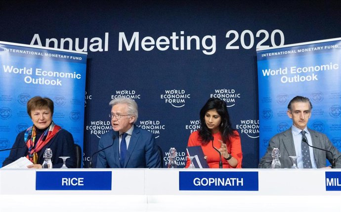 Archivo - HANDOUT - 20 January 2020, Switzerland, Davos: (L-R) Kristalina Georgieva, Managing Director of the International Monetary Fund (IMF), Gerry Rice, Director of the IMF Communications Department, Gita Gopinath, IMF Chief Economist and Gian Maria
