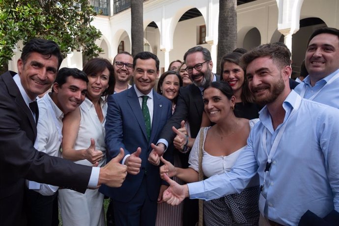 Moreno y Molina (centro), con los parlamentarios andaluces del PP por Córdoba.