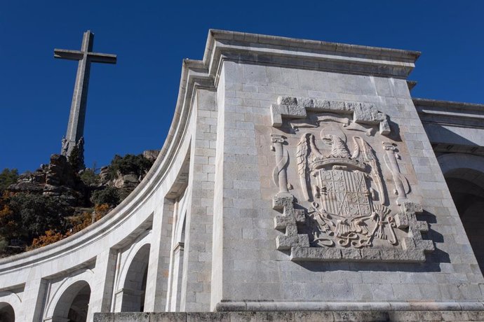 Archivo - El escudo de los Reyes Católicos esculpido en el complejo monumental del Valle de los Caídos.