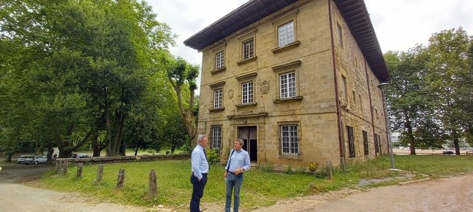 El consejero de Cultura y Política Lingüística y Portavoz del Gobierno Vasco, Bingen Zupiria, y el alcalde de Irun, José Antonio Santano, en el Palacio Urdanibia.