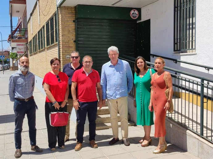 Tarno y Parrado, en la oficina de la Seguridad Social de Coria, que se halla cerrada desde hace un año.