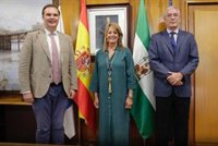 El Puerto de Huelva recibe la visita del cónsul de Francia en Sevilla para "estrechar lazos"