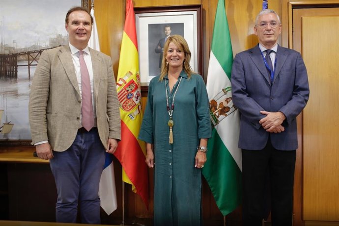 Viaita al Puerto de Huelva  del cónsul de Francia en Sevilla y el vicepresidente de la Cámara de Comercio Franco-española, Christophe Sougey de Funes.