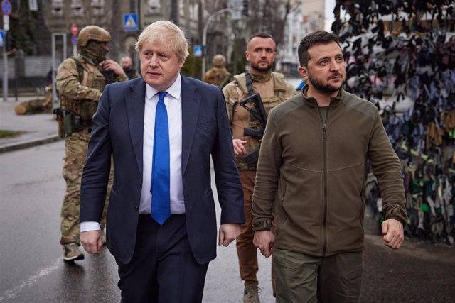 Archivo - Imagen de archivo del primer ministro británico, Boris Johnson, y el presidente de Ucrania, Volodimir Zelenski.