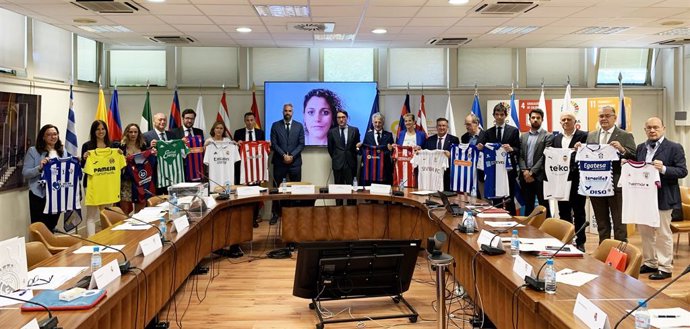 Archivo - Foto de familia de la primera Asamblea General de la Liga Profesional de Fútbol Femenino