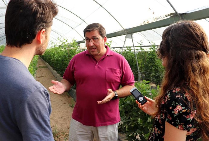 La 'Asociación de Agricultores Puerta de Doñana' atiende a un medio de comunicación.