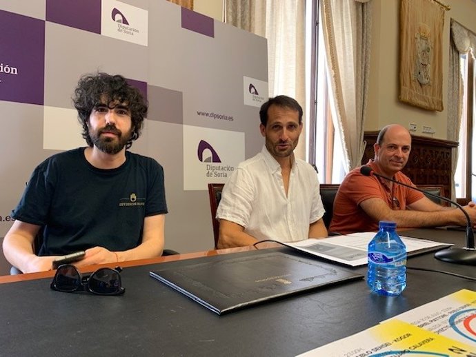 El artista Michel Girón, el diputado Enrique Rubio y el técnico Carmelo García.