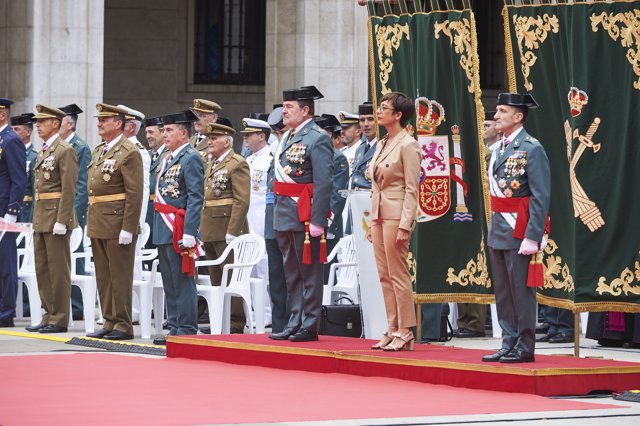 La directora general de la Guardia Civil, María Gámez, saluda a las autoridades durante la ceremonia de entrega de la bandera a la 13ª zona de la Guardia Civil de Cantabria en la Plaza Porticada, a 22 de julio de 2022, en Santander