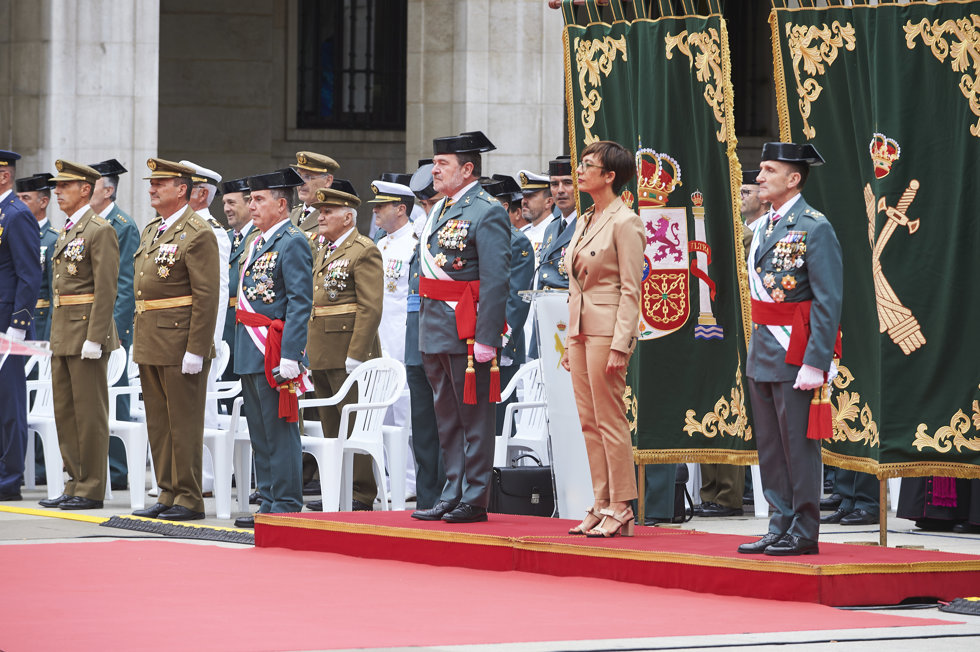 La directora general de la Guardia Civil, María Gámez, saluda a las autoridades durante la ceremonia de entrega de la bandera a la 13 zona de la Guardia Civil de Cantabria en la Plaza Porticada, a 22 de julio de 2022, en Santander