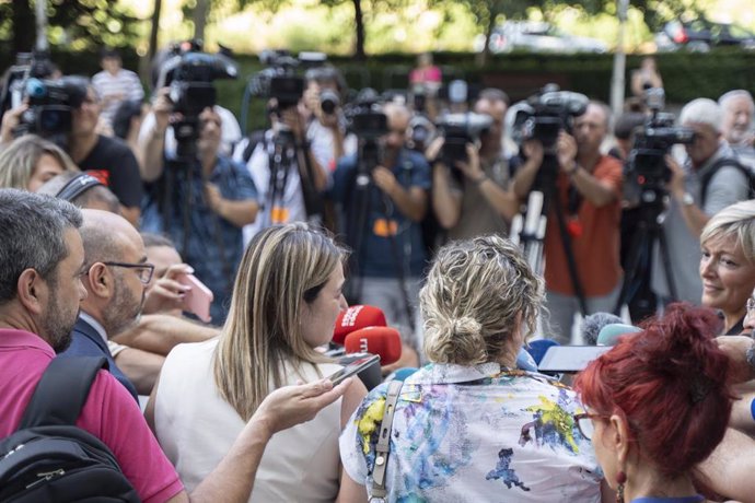 La madre de Marta Calvo, Marisol Burón (3i),  junto a su abogada, Pilar Jové (2d), celebran ante los medios la lectura pública de la decisión final del Jurado Popular que declara culpable en a Jorge Ignacio Palma, en la Ciudad de la Justicia de Valencia