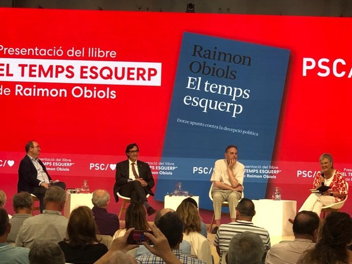 Presentación de 'El temps esquerp' con el autor Raimon Obiols, acompañado por el ministro Miquel Iceta, el primer secretario del PSC, Salvador Illa, y la periodista Milagros Pérez.