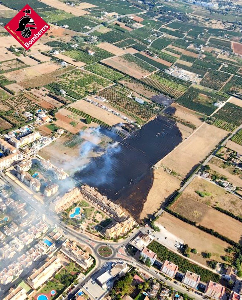 Incendio en Dénia a 500 metros de varias viviendas