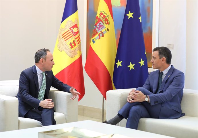 El presidente del Gobierno, Pedro Sánchez (i), recibe al jefe de Gobierno del Principado de Andorra, Xavier Espot Zamora, en el Palacio de la Moncloa, a 22 de julio de 2022, en Madrid (España). Durante el encuentro, ambos mandatarios hacen seguimiento d