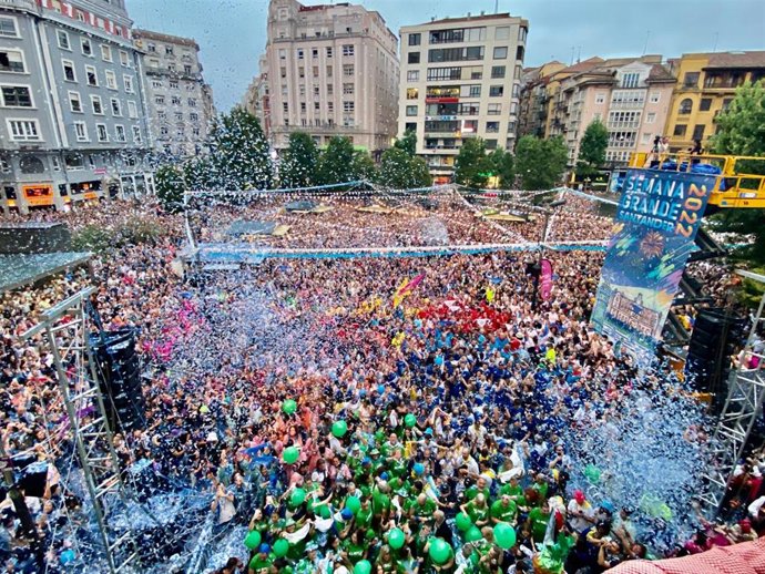 Plaza del Ayuntamiento en el inicio de las fiestas de Santander