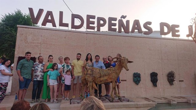 El presidente de la Diputación inaugura la Fuente del Ejido de Valdepeñas de Jaén