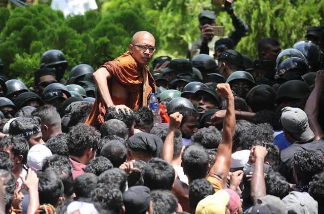 HRW insta al presidente de Sri Lanka a garantizar los DDHH de los manifestantes atacados por la Policía Manifestantes protestan en Colombo, Sri Lanka, y piden la dimisión del presidente Ranil Wickremesinghe, después de que el expresidente Gotabaya Rajapaksa huyera del país.