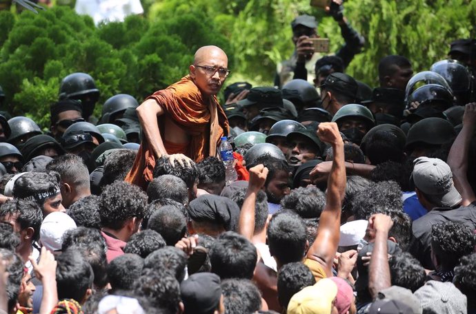 Manifestantes protestan en Colombo, Sri Lanka, y piden la dimisión del presidente Ranil Wickremesinghe, después de que el expresidente Gotabaya Rajapaksa huyera del país.