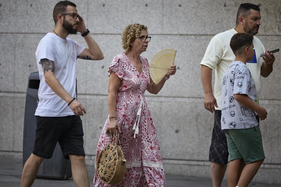 Una mujer se abanica