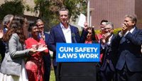 El gobernador de California firma una ley que permite a los ciudadanos a demandar a quienes porten armas