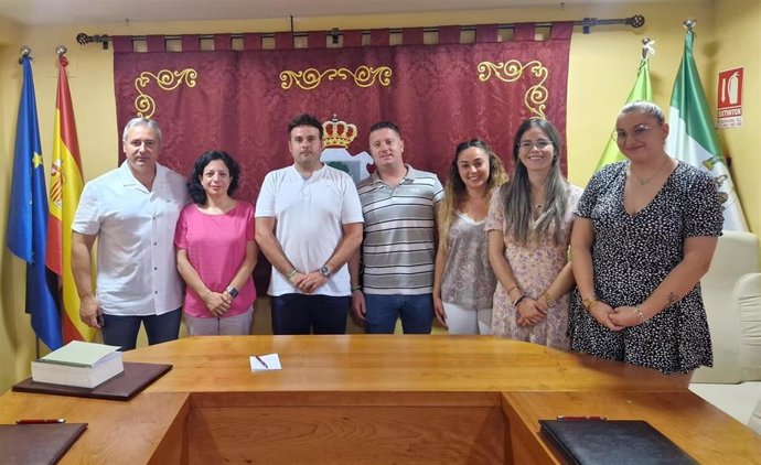 Juan Guidú (3i), junto a compañeros del PSOE, tras tomar posesión como alcalde.