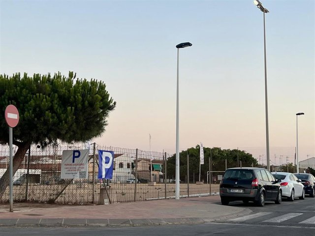 Aparcamiento habilitado en la zona del Estadio José Antonio Pérez