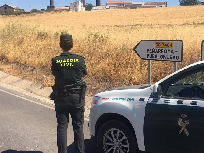 Un agente de la Guardia Civil en Peñarroya-Pueblonuevo.