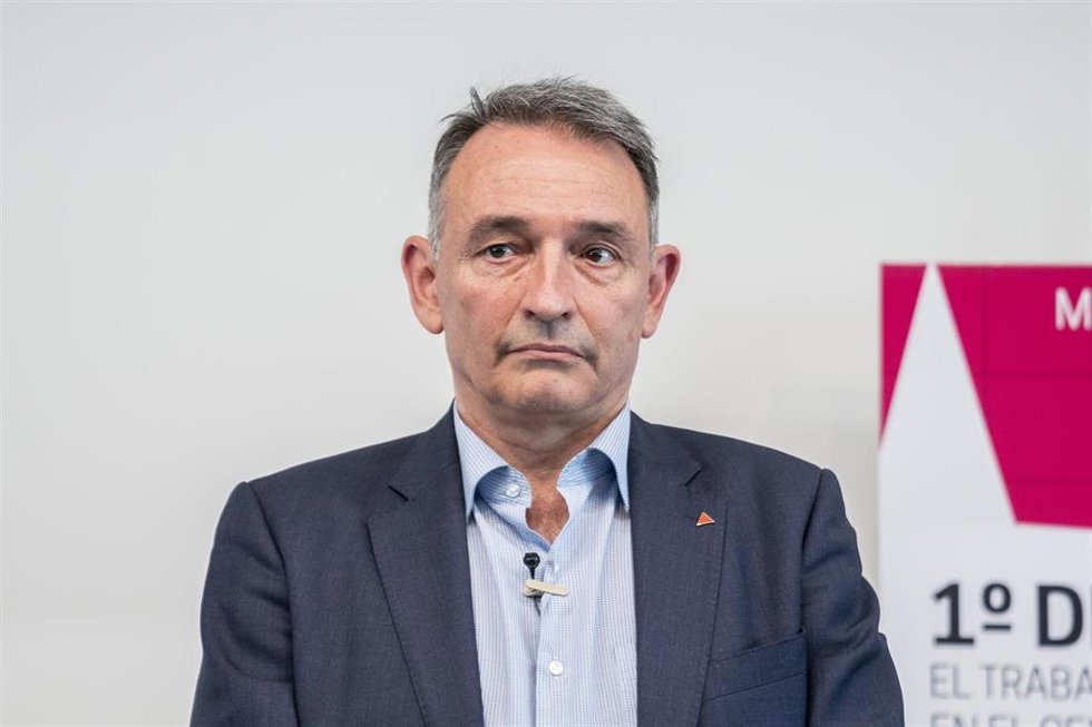 Archivo - El secretario general del PCE, Enrique Santiago, durante una reunión para tratar la precariedad laboral, en el Círculo de Bellas Artes, a 28 de abril de 2022, en Madrid (España).