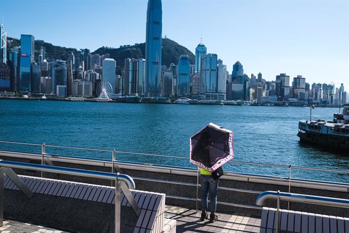 Una mujer bajo un paraguas en Hong Kong