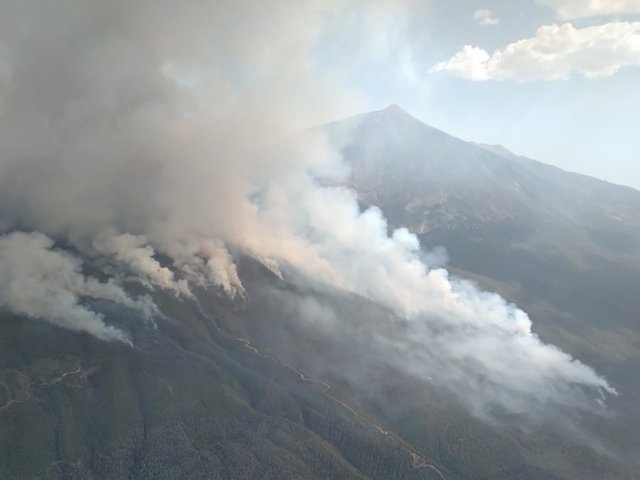 Imagen aérea del incendio acercándose al Parque Nacional del Teide