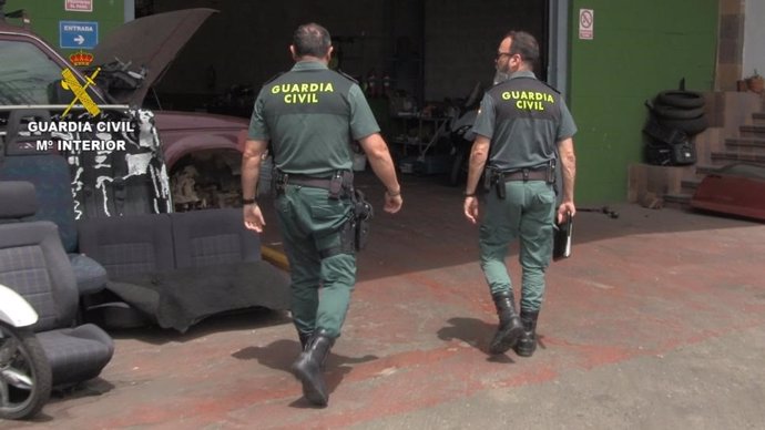 La Guardia Civil a 33 centros autorizados de tratamiento de vehículos por emisiones de gases contaminantes