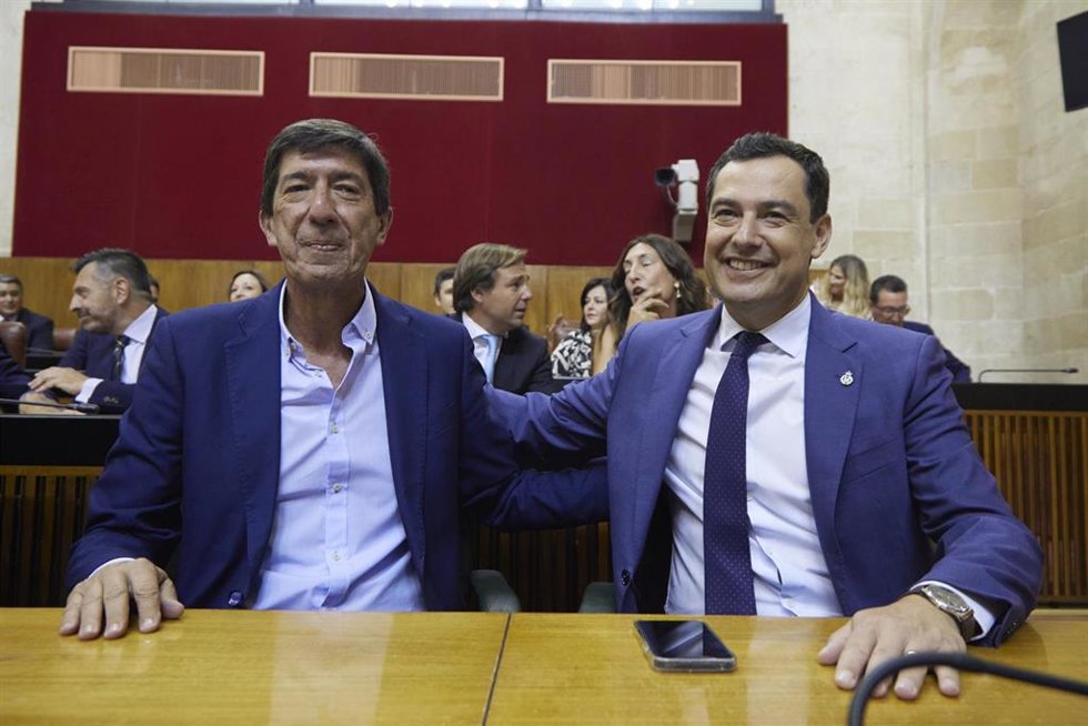 El presidente en funciones de la Junta de Andalucía, Juanma Moreno, (d) junto al vicepresidente en funciones de la Junta de Andalucía, Juan Marín, (i) antes de la sesión constitutiva del Parlamento andaluz de la XII Legislatura en el Parlamento de Andal