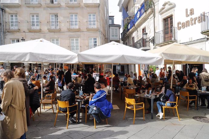 Archivo - Grupos de comensales sentados en una terraza de un establecimiento, a 23 de octubre de 2021, en Vigo
