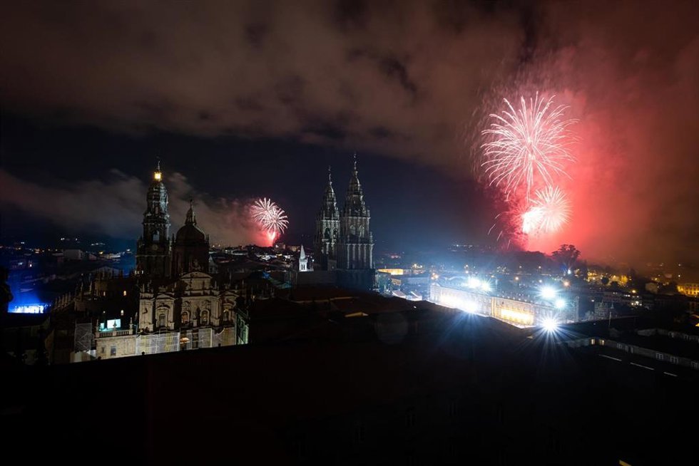 Archivo - Fuegos del Apostol lanzados por la celebración del Día de Galicia a 24 de julio de 2021, en Santiago de Compostela, A Coruña (Galicia).